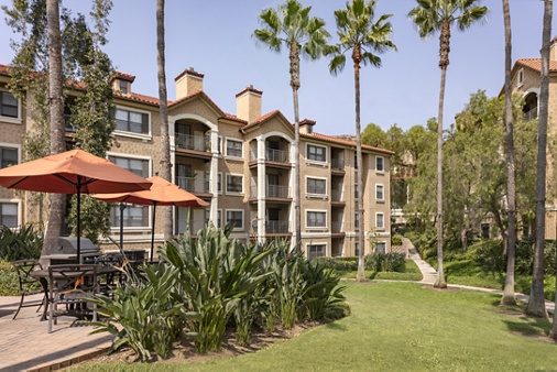 Exterior view of  courtyard at Monte Vista Apartment Homes in Mission Valley, CA.