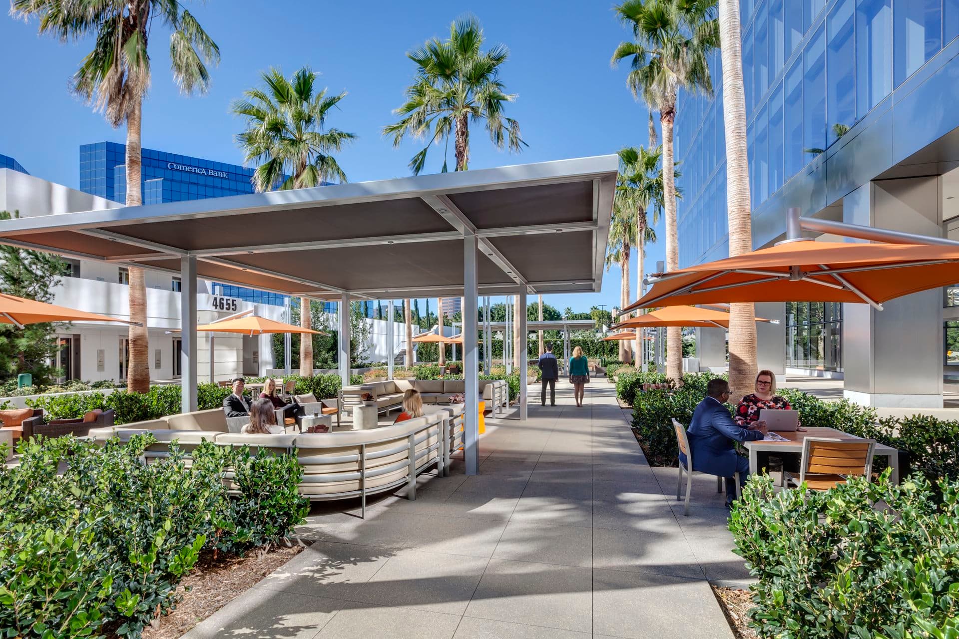 Lifestyle photographyof the outdoor workspace area of Ona La Jolla Center, San Diego, California