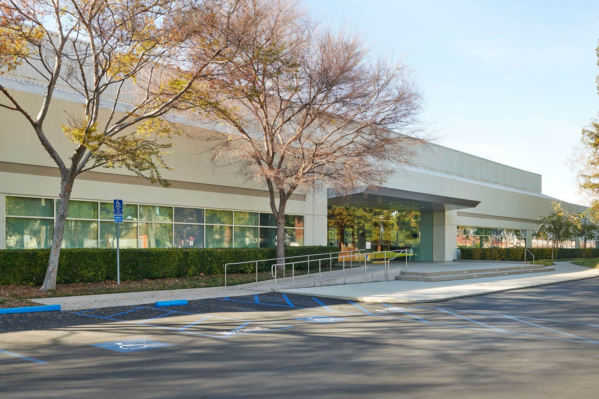 Exterior view of 435 Oakmead Parkway, Sunnyvale, CA